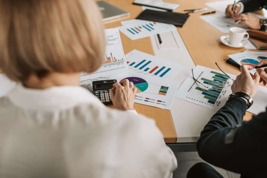 Empresa vítima de contratos e juros abusivos deve recorrer a um Advogado Especialista
