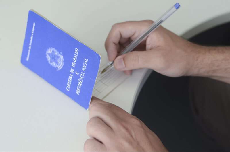 Atualização na carteira de trabalho, quando deve acontecer?