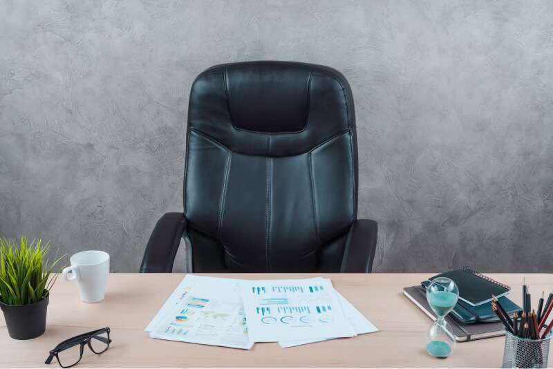 Com quantas falta é caracterizado o abandono de emprego?