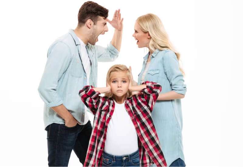 É crime o pai ameaçar tirar a guarda da mãe?