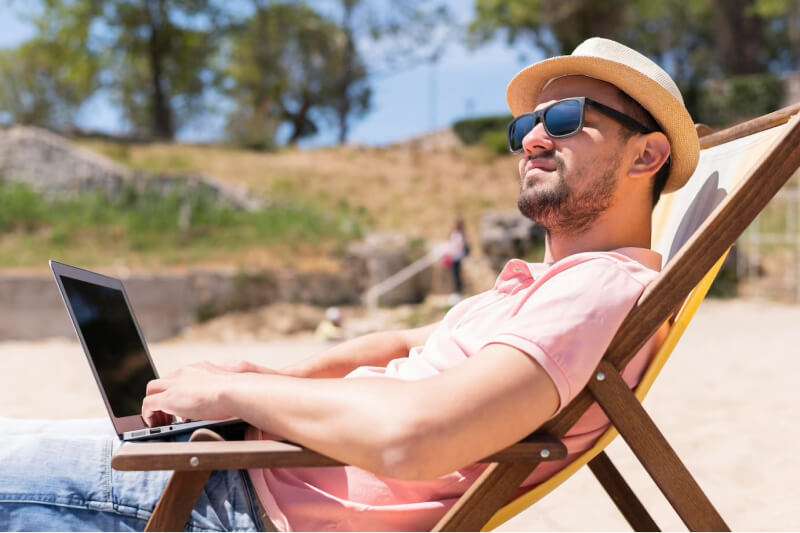 Estou de férias da empresa, posso trabalhar em outro local?