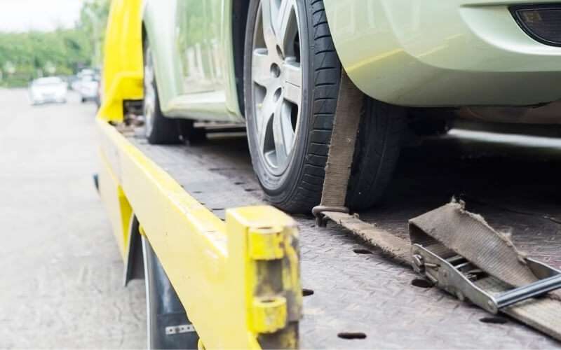 Meu funcionário bateu o carro da empresa, posso descontar do salário?