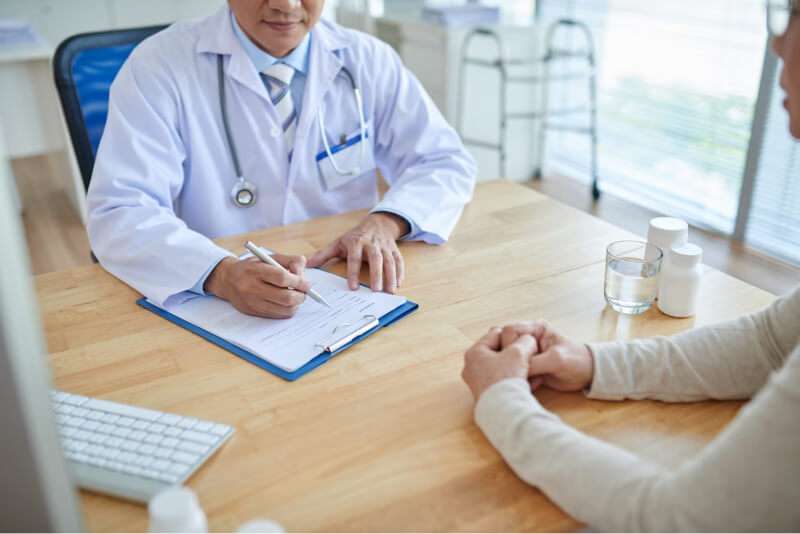 Meu funcionário recebeu alta do INSS, mas o médico da empresa disse que ele ainda está doente. O que devo fazer?