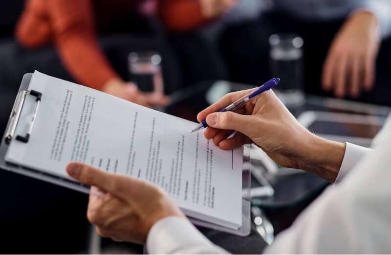 Meu padrasto me criou como uma filha: tenho direito a herança?