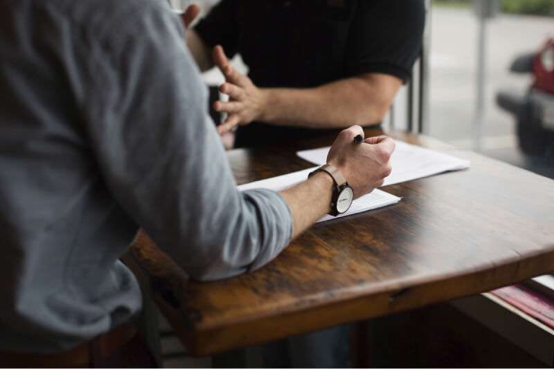 O empregador pode transferir o empregado para outra empresa dele?