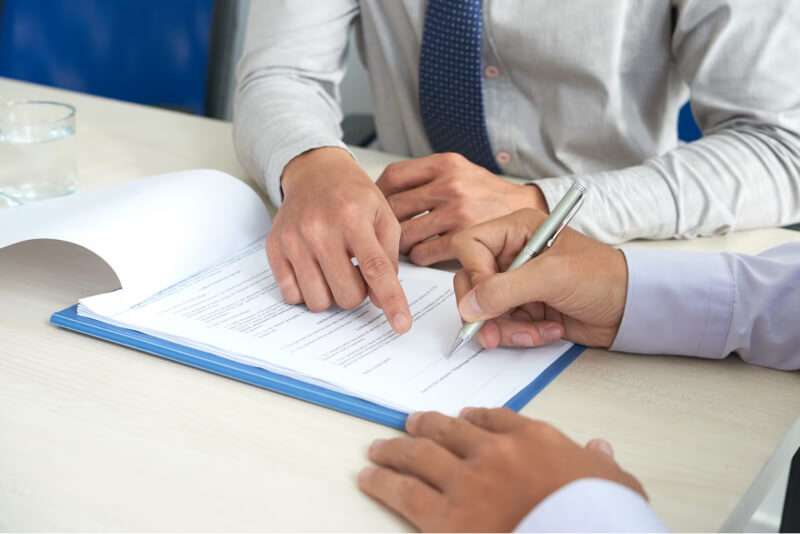 O que devo analisar antes de assinar um contrato de trabalho?