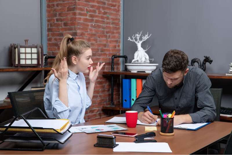Sofrendo assédio moral no trabalho? Saiba o que fazer