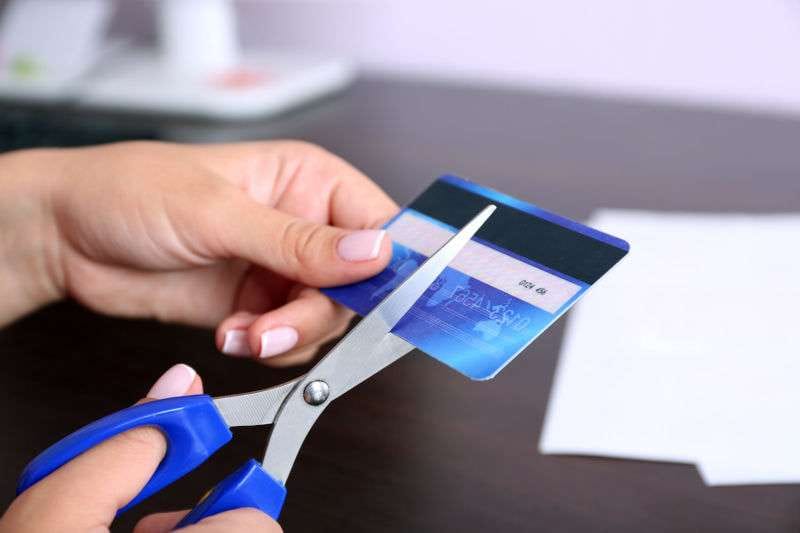 Posso ir a qualquer agência bancária para encerrar minha conta?
