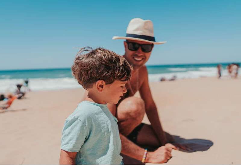 Como fica a convivência dos filhos com os pais durante as férias escolares?