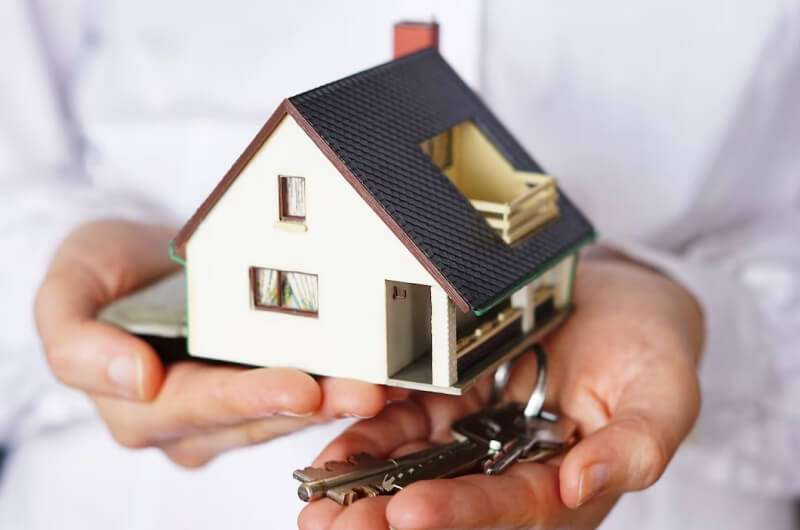 Meu pai quer passar a casa pra o nome de sua nova companheira. Pode?