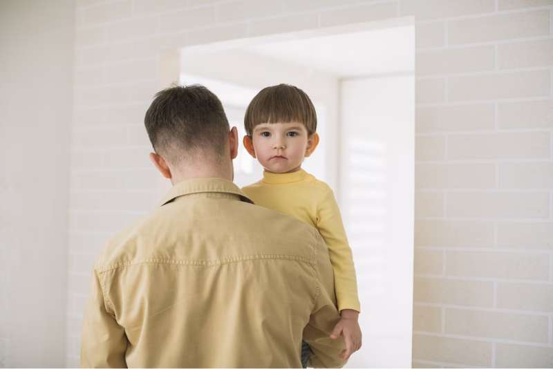O que fazer quando o pai ou mãe atrasam na hora de  deixar a criança de volta?