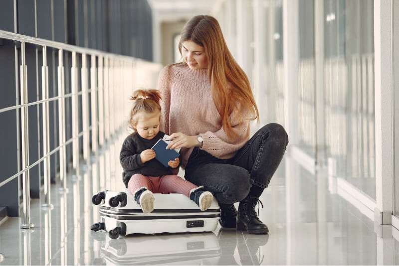 Vou viajar sozinho (a) com meu filho. O que devo fazer antes?