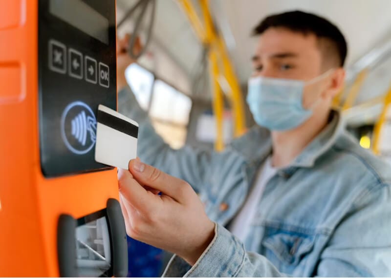 A empresa pode descontar o ticket alimentação e o vale-transporte de quem está de atestado?