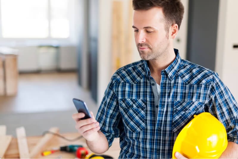 O trabalhador é obrigado a utilizar seu celular particular a serviço da empresa?