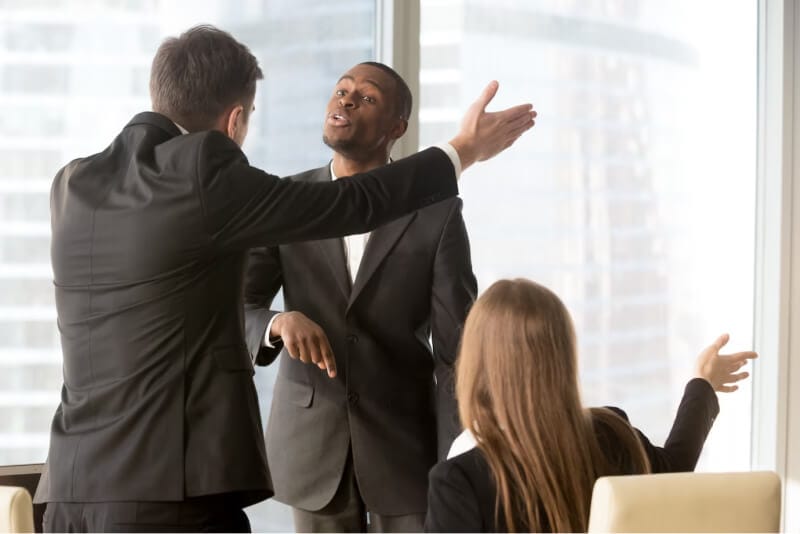 Qual a diferença entre incontinência de conduta e mau procedimento?